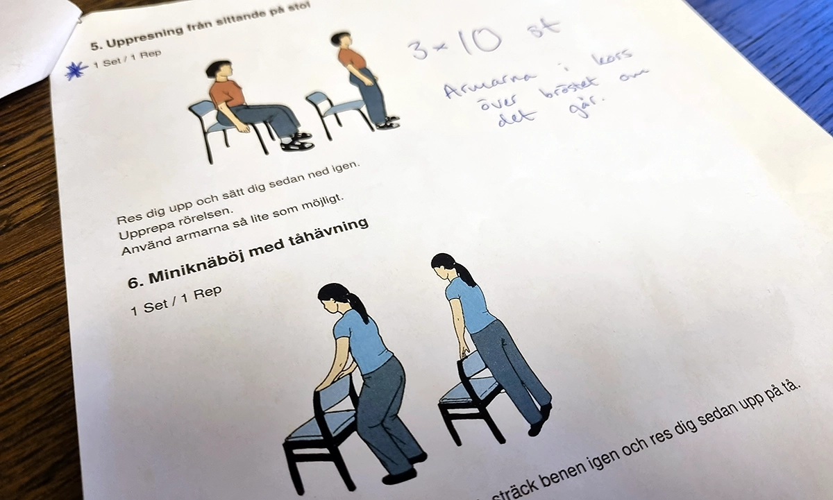 Tecknade illustrationer för hur man göra övningen sitta på en stol och kliva upp.