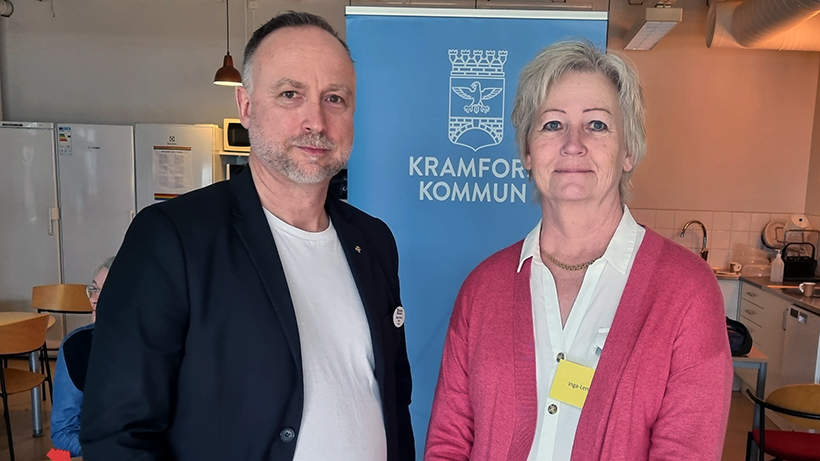 Mikael Wiklund och Inga-Lena Arkeflod står framför en rollup med texten Kramfors kommun