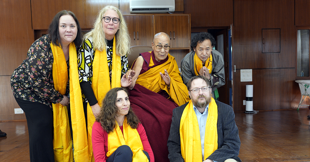 Linda Österlund, Catharina Karlsson, Maria Rios och Peter Jonsson står tillsammans med Dalai Lama och en guide.