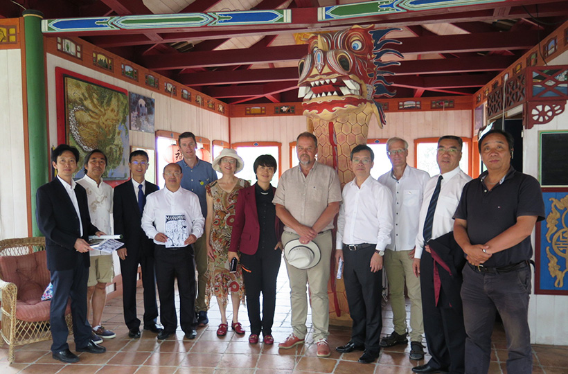 Delegationen tillsammans med Jan Sahlén i kinesiska paviljongen på Mannaminne.