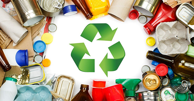 Symbolen för återvinning visas i mitten av bilden föreställande olika typer av avfall.
