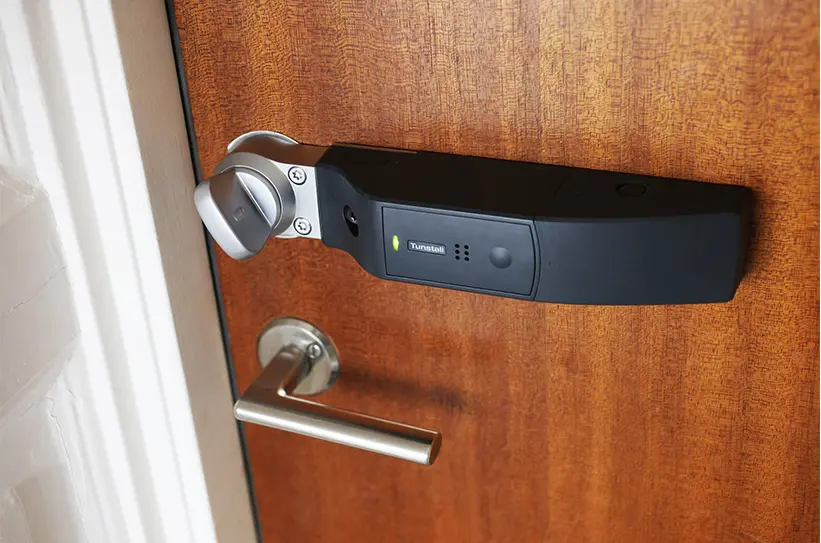 digitalt lås visas på dörr