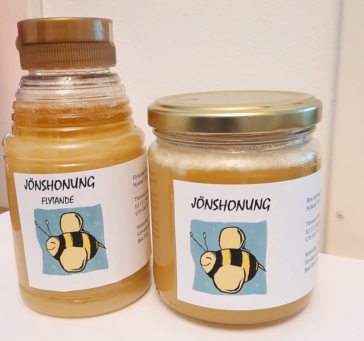 En flaska och en glasburk med honung från Jönshonung.