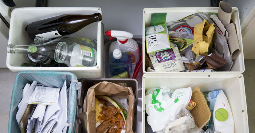Olika förpackningar liggandes sorterade i lådor under en köksbänk.