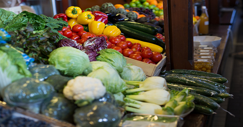 Flera olika grönsaker upplagda på ett bord