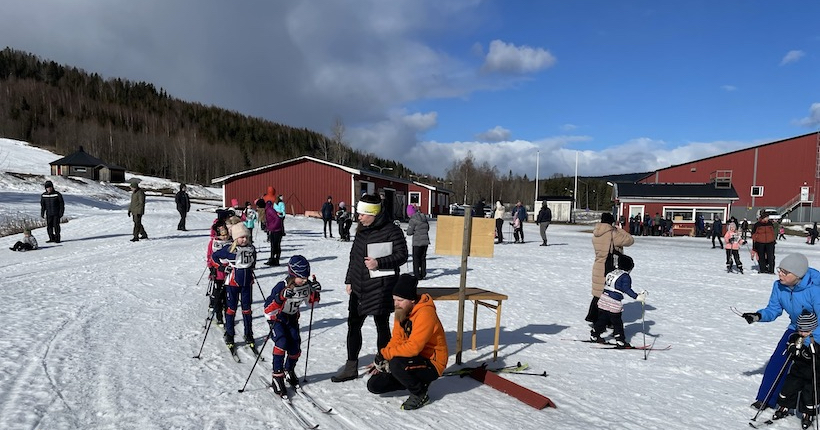 Kramfors-Alliansen skidstadion med barn och ungdomar som åker skidor