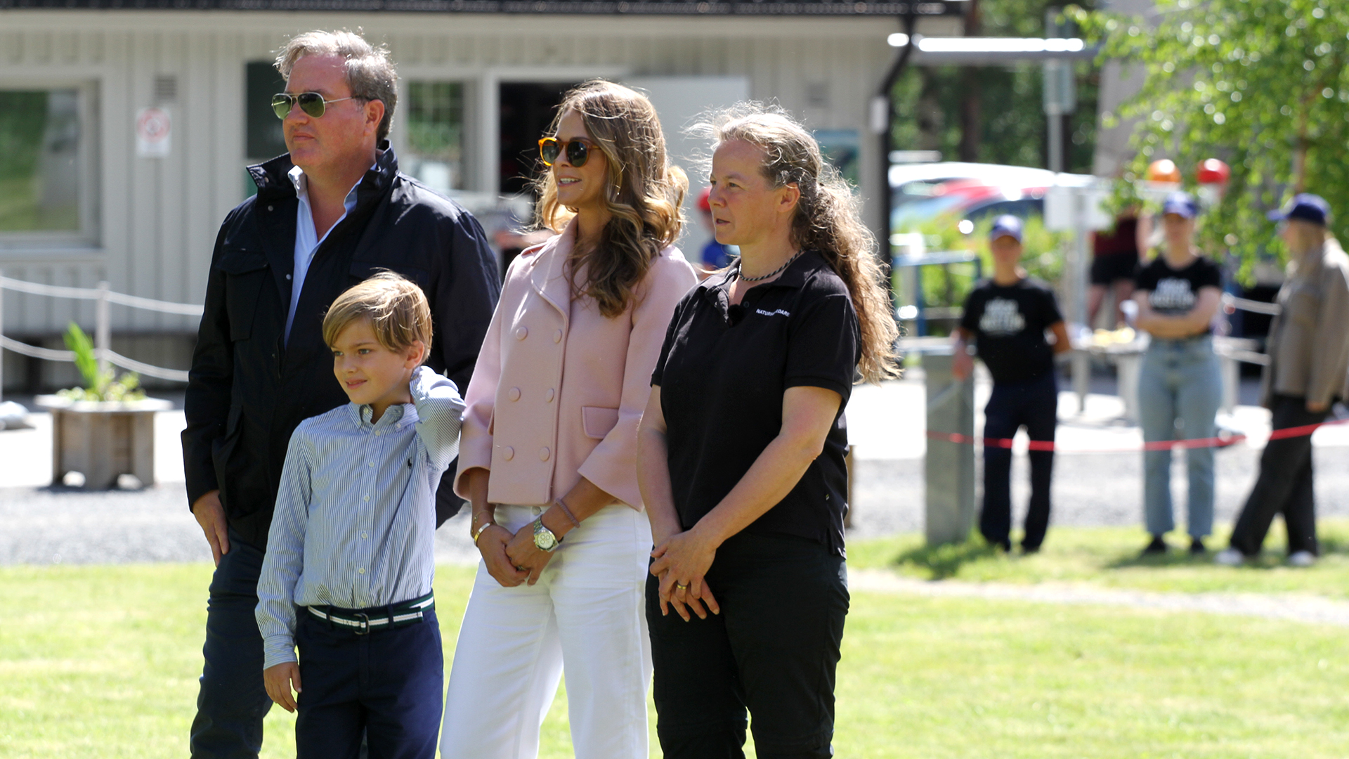 Prins Nicholas med sina föräldrar och en kvinna från Naturum