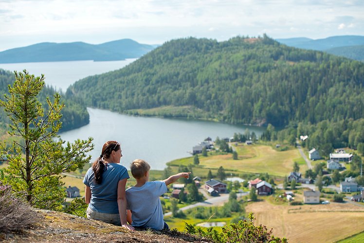 En kvinna och ett barn sitter på en bergstopp