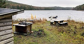 Vindskydd, grillplats och brygga vid Grössjön i Väja.