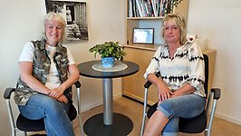 Stödassistenterna Rose-Marie Karlsson och Camilla Gimbergsson är nöjda med utbildningen och menar att den är nödvändig för alla. De sitter vid ett runt bord och ler in i kameran.