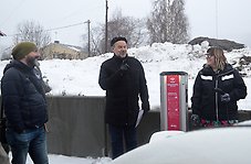 Jon Björkman (V), Jan Sahlén (S) och Malin Svanholm (S) vid laddstationen i Lunde på invigningsdagen.