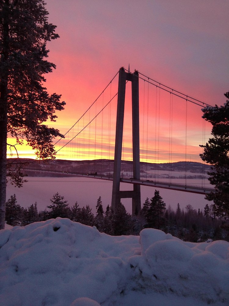 Höga Kusten bron, vinterbild med solnedgång