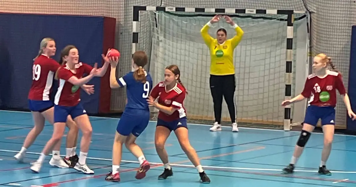 Flickor ur Kramfors-Alliansen Handboll spelar handbollsmatch